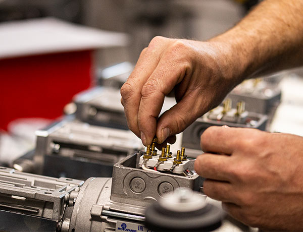 Packaging machine with precisely processed construction